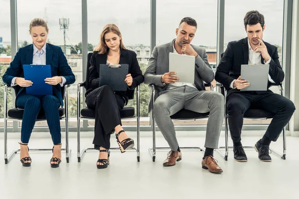 Zakenvrouwen en zakenlieden wachten op een interview. — Stockfoto