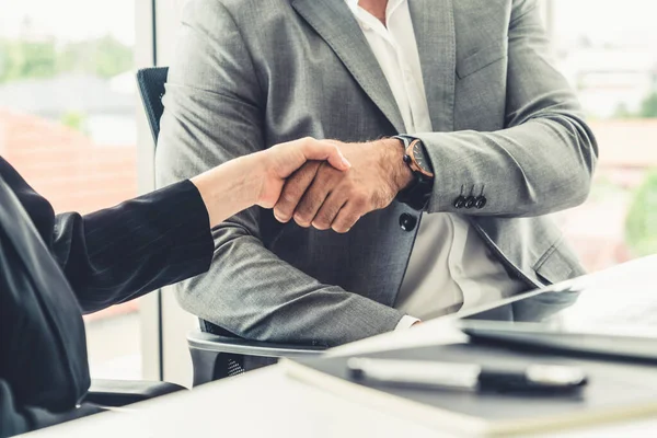 Empresário handshake empresária no escritório. — Fotografia de Stock