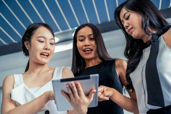 Tres mujeres amigas chatear con la tableta. —  Fotos de Stock