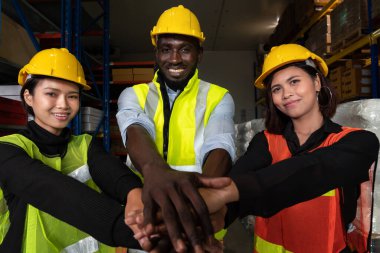 Depodaki mutlu depo çalışanının portresi.