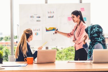 Takım çalışması toplantısında çok kültürlü çalışma grubu.