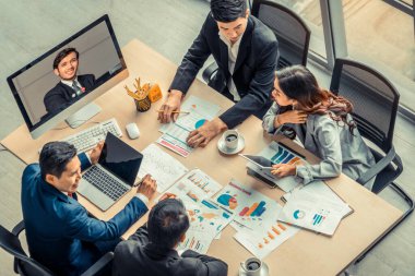 Sanal işyerinde ya da ücra bir ofiste grup iş adamları buluşması