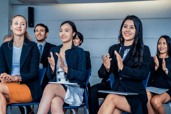 Empresarios y empresarias celebrando el éxito. — Foto de Stock