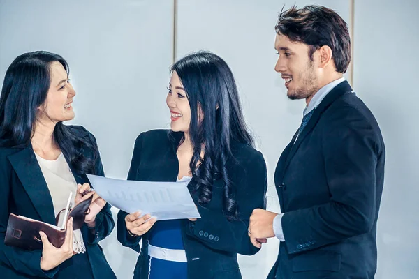 Geschäftsleute in Gruppengesprächen arbeiten im Büro. — Stockfoto