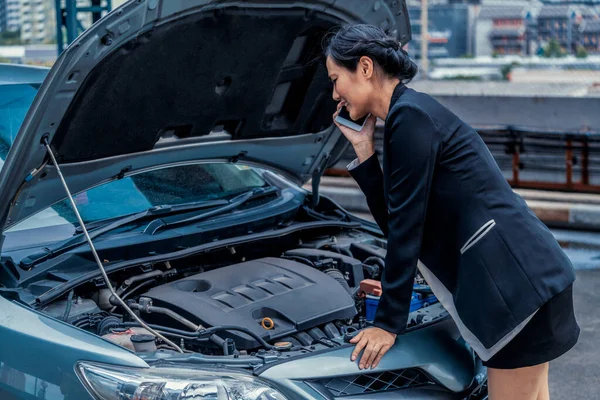 Araba arızası olan kadın tamirat servisini arıyor.. — Stok fotoğraf