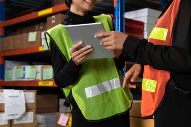 Depoda çalışan kadın bir depo işçisi.