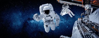 Astronot uzay yürüyüşü yaparken uzay istasyonu için çalışır.