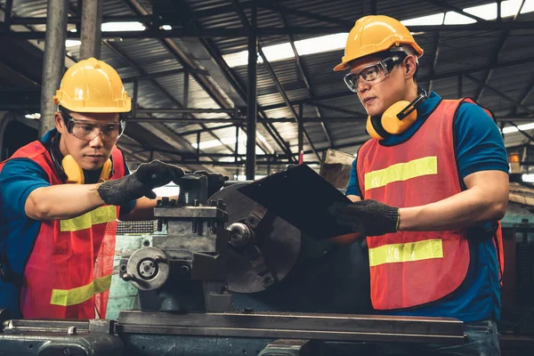 Grupo de hábiles trabajadores de la fábrica que utilizan equipos de máquinas en el taller — Foto de Stock