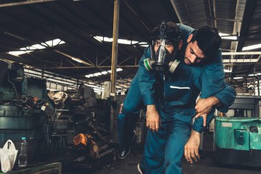 Yetenekli bir fabrika işçisi, takım arkadaşını zehirli gaz sızıntısından kurtarır.