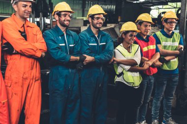 Fabrikadaki takım çalışmasını gösteren becerikli bir işçi bir arada duruyor. .