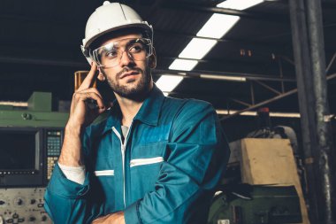 Düşünürken ve ileriye bakarken usta bir fabrika mühendisi ya da işçi portresi