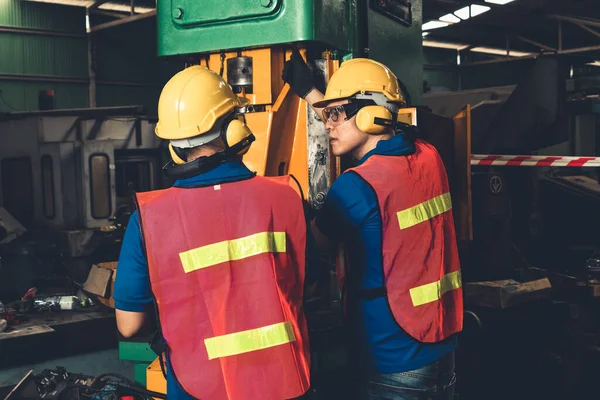 Grupo de trabalhadores de fábrica habilidosos usando equipamentos de máquinas em oficina — Fotografia de Stock