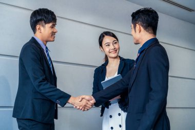 İş adamlarının el sıkışma anlaşması.