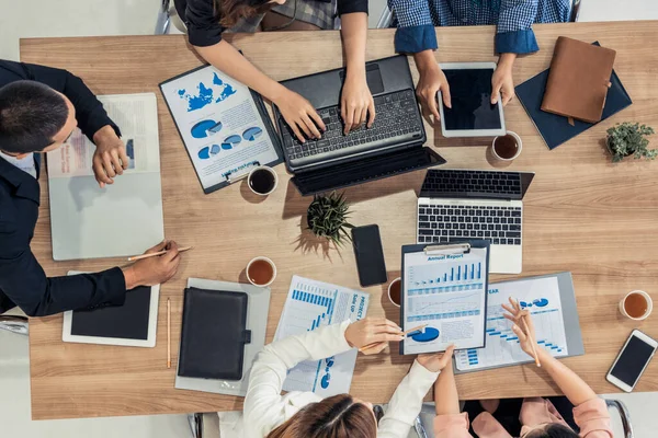 Gente de negocios en reunión de grupo en la oficina. — Foto de Stock