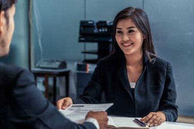 Adayla röportaj yapan insan kaynakları yöneticisi.