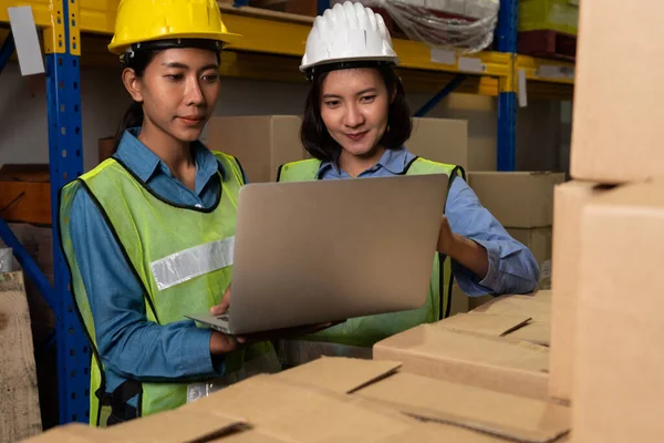 Female warehouse worker working at the storehouse — Stock Photo, Image