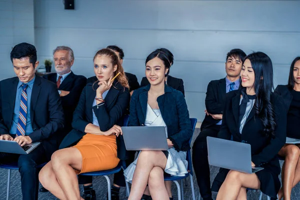 Zakenmensen en zakenvrouwen vieren succes. — Stockfoto