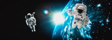 Astronot uzay yürüyüşü yaparken uzay istasyonu için çalışır.