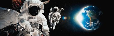 Astronot uzay yürüyüşü yaparken uzay istasyonu için çalışır.