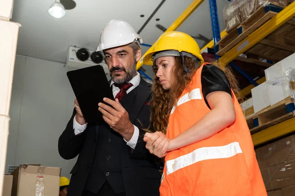 Gerente sênior do armazém discutir com o trabalhador no armazém — Fotografia de Stock