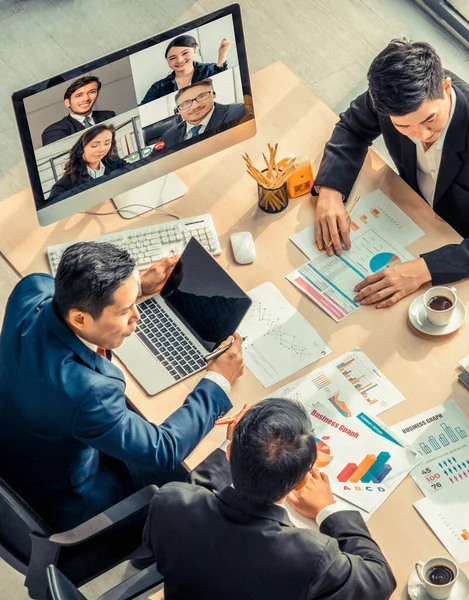 Grupo de chamadas de vídeo reunião de empresários em local de trabalho virtual ou escritório remoto — Fotografia de Stock