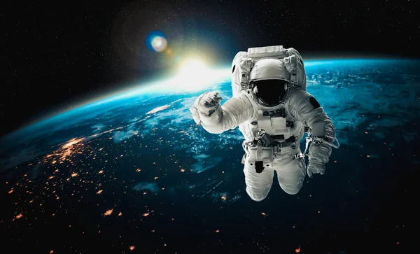 Astronot uzay yürüyüşü yaparken uzay istasyonu için çalışır.