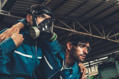 Yetenekli bir fabrika işçisi, takım arkadaşını zehirli gaz sızıntısından kurtarır.
