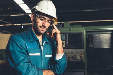 Düşünürken ve ileriye bakarken usta bir fabrika mühendisi ya da işçi portresi
