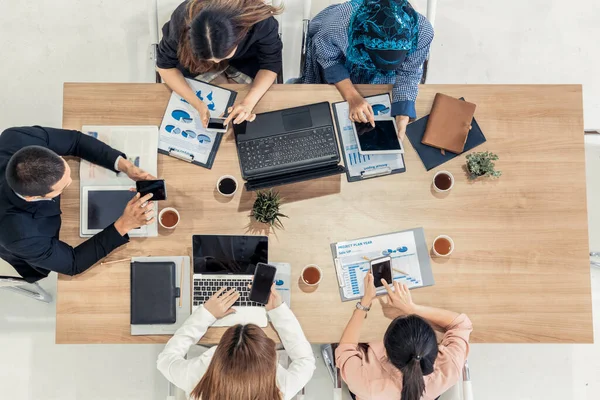 Gente de negocios en reunión de grupo en la oficina. — Foto de Stock