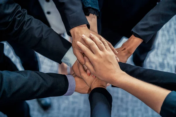 Viele glückliche Geschäftsleute schließen sich zusammen. — Stockfoto