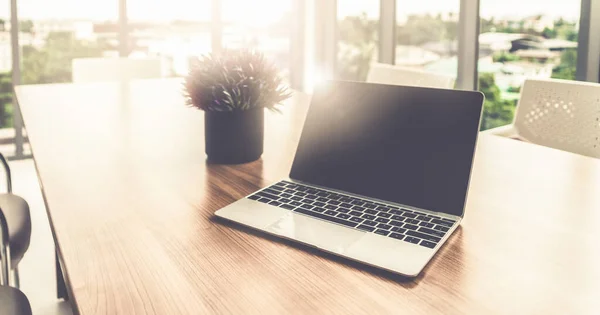 Computador portátil na mesa de escritório. — Fotografia de Stock