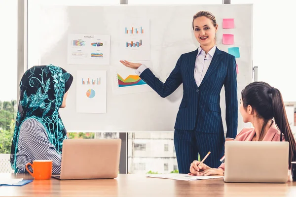 Grupo de trabajo multicultural en la reunión de trabajo en equipo. —  Fotos de Stock