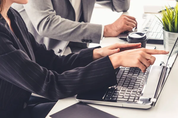 Empresário e empresária que trabalha no escritório. — Fotografia de Stock