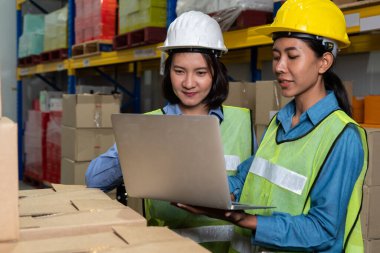 Depoda çalışan kadın bir depo işçisi.