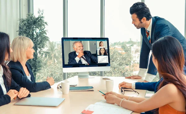 Grupo de videollamadas: reunión de empresarios en un lugar de trabajo virtual u oficina remota Imagen De Stock