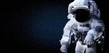 Astronot uzay yürüyüşü yaparken uzay istasyonu için çalışır.