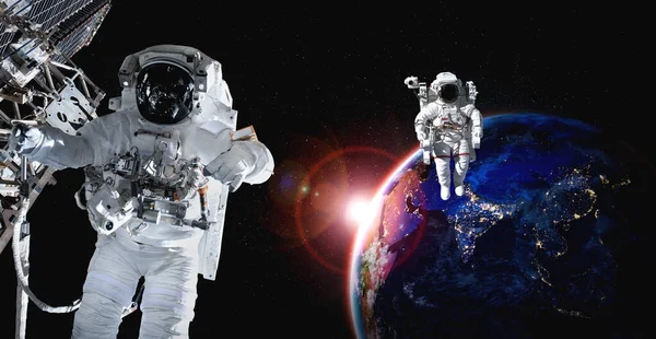 Astronaut rymdman gör rymdpromenad medan du arbetar för rymdstationen — Stockfoto