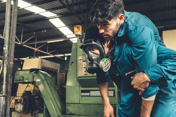 Yetenekli bir fabrika işçisi, takım arkadaşını zehirli gaz sızıntısından kurtarır.