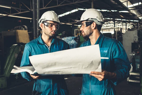 Gruppo di operai qualificati che utilizzano attrezzature per macchine in officina — Foto Stock