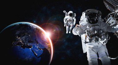 Astronot uzay yürüyüşü yaparken uzay istasyonu için çalışır.