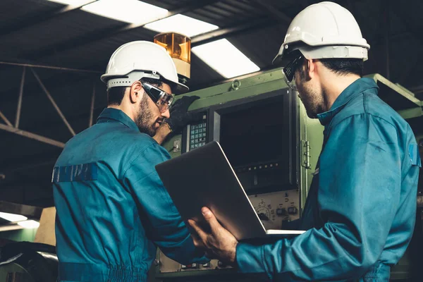 Grupo de trabalhadores de fábrica habilidosos usando equipamentos de máquinas em oficina — Fotografia de Stock