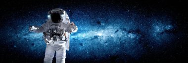 Astronot uzay yürüyüşü yaparken uzay istasyonu için çalışır.