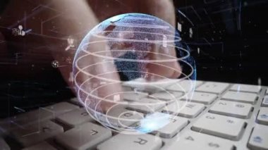 İnternet ağı modernizasyonu grafikli bilgisayar klavyesi üzerinde çalışan adam