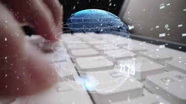 Matematik kodlama modernizasyonunun grafiğiyle çalışan adam