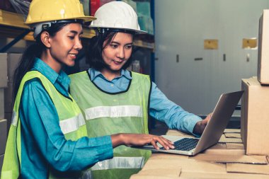 Depoda çalışan kadın bir depo işçisi.