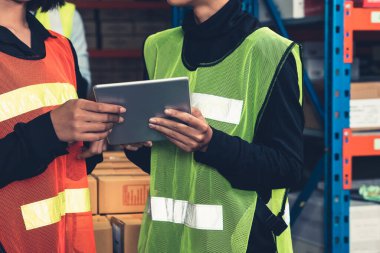 Depoda çalışan kadın bir depo işçisi.