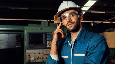 Düşünürken ve ileriye bakarken usta bir fabrika mühendisi ya da işçi portresi