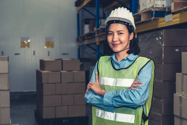 Portrait de jeune femme asiatique ouvrière d'entrepôt souriant dans l'entrepôt — Photo