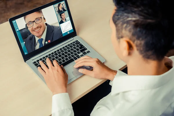 Réunion des gens d'affaires par vidéoconférence sur un lieu de travail virtuel ou un bureau distant — Photo