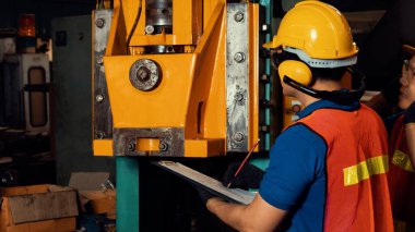 Fabrika işçisi veya mühendisi imalat atölyesinde makine işi yapıyor.